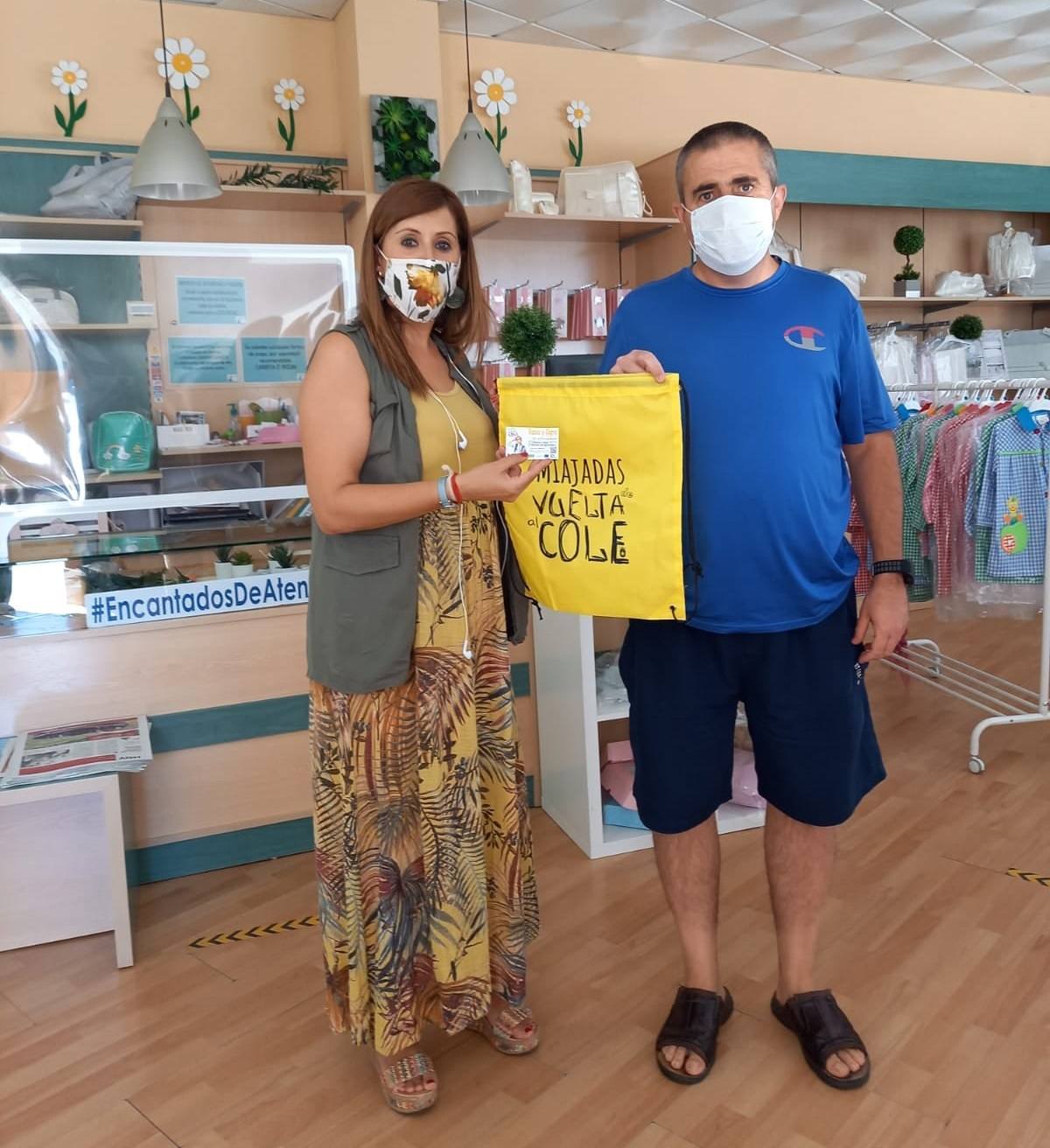 La campaña comercial 'Miajadas de vuelta al cole', celebrada del 1 al 30 de septiembre, ha regalado a los miajadeños 150 mochilas, 25 altavoces bluetooth, 10 kits escolares, un patín eléctrico Hoverboard, una tablet Samsung y, sobre todo, muchas sonrisas. El objetivo de la iniciativa, impulsada por la Concejalía de Comercio y Agencia de Empleo y Desarrollo Local del Ayuntamiento de Miajadas en colaboración con ACOMIC, ha sido motivar e incentivar a las familias a adquirir en la localidad todo lo que necesitan para la incorporación de sus hijos a las clases, al tiempo que promocionan el pequeño comercio. 