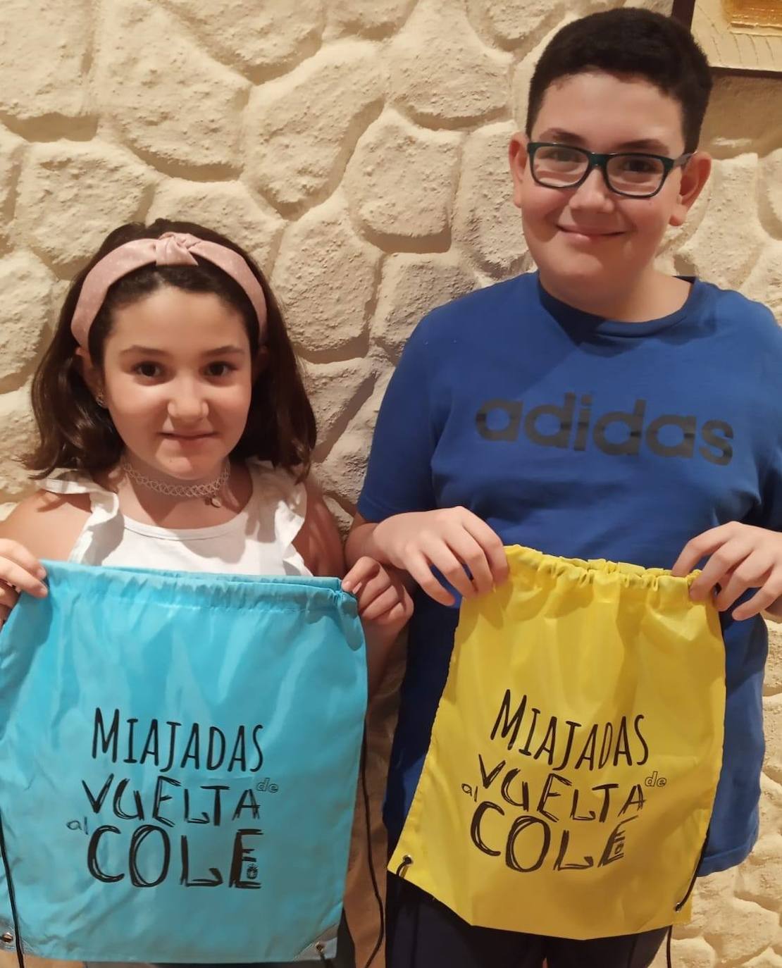La campaña comercial 'Miajadas de vuelta al cole', celebrada del 1 al 30 de septiembre, ha regalado a los miajadeños 150 mochilas, 25 altavoces bluetooth, 10 kits escolares, un patín eléctrico Hoverboard, una tablet Samsung y, sobre todo, muchas sonrisas. El objetivo de la iniciativa, impulsada por la Concejalía de Comercio y Agencia de Empleo y Desarrollo Local del Ayuntamiento de Miajadas en colaboración con ACOMIC, ha sido motivar e incentivar a las familias a adquirir en la localidad todo lo que necesitan para la incorporación de sus hijos a las clases, al tiempo que promocionan el pequeño comercio. 