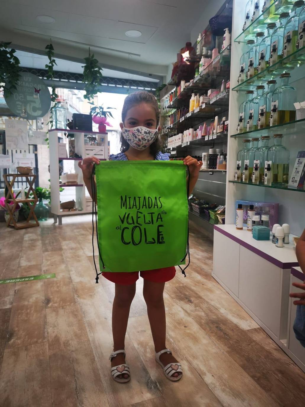 La campaña comercial 'Miajadas de vuelta al cole', celebrada del 1 al 30 de septiembre, ha regalado a los miajadeños 150 mochilas, 25 altavoces bluetooth, 10 kits escolares, un patín eléctrico Hoverboard, una tablet Samsung y, sobre todo, muchas sonrisas. El objetivo de la iniciativa, impulsada por la Concejalía de Comercio y Agencia de Empleo y Desarrollo Local del Ayuntamiento de Miajadas en colaboración con ACOMIC, ha sido motivar e incentivar a las familias a adquirir en la localidad todo lo que necesitan para la incorporación de sus hijos a las clases, al tiempo que promocionan el pequeño comercio. 