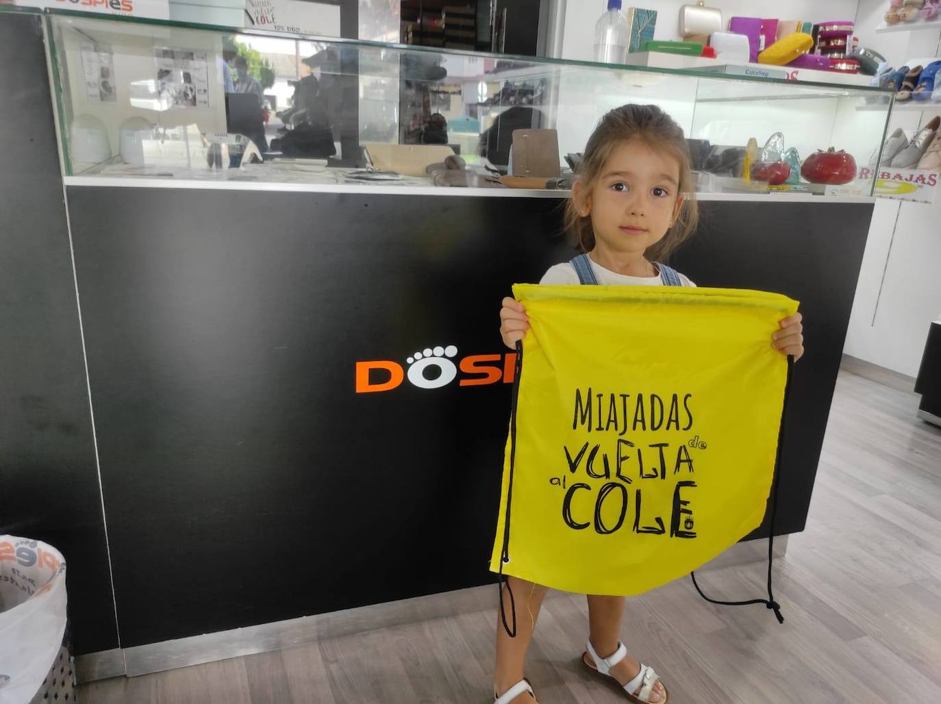 La campaña comercial 'Miajadas de vuelta al cole', celebrada del 1 al 30 de septiembre, ha regalado a los miajadeños 150 mochilas, 25 altavoces bluetooth, 10 kits escolares, un patín eléctrico Hoverboard, una tablet Samsung y, sobre todo, muchas sonrisas. El objetivo de la iniciativa, impulsada por la Concejalía de Comercio y Agencia de Empleo y Desarrollo Local del Ayuntamiento de Miajadas en colaboración con ACOMIC, ha sido motivar e incentivar a las familias a adquirir en la localidad todo lo que necesitan para la incorporación de sus hijos a las clases, al tiempo que promocionan el pequeño comercio. 