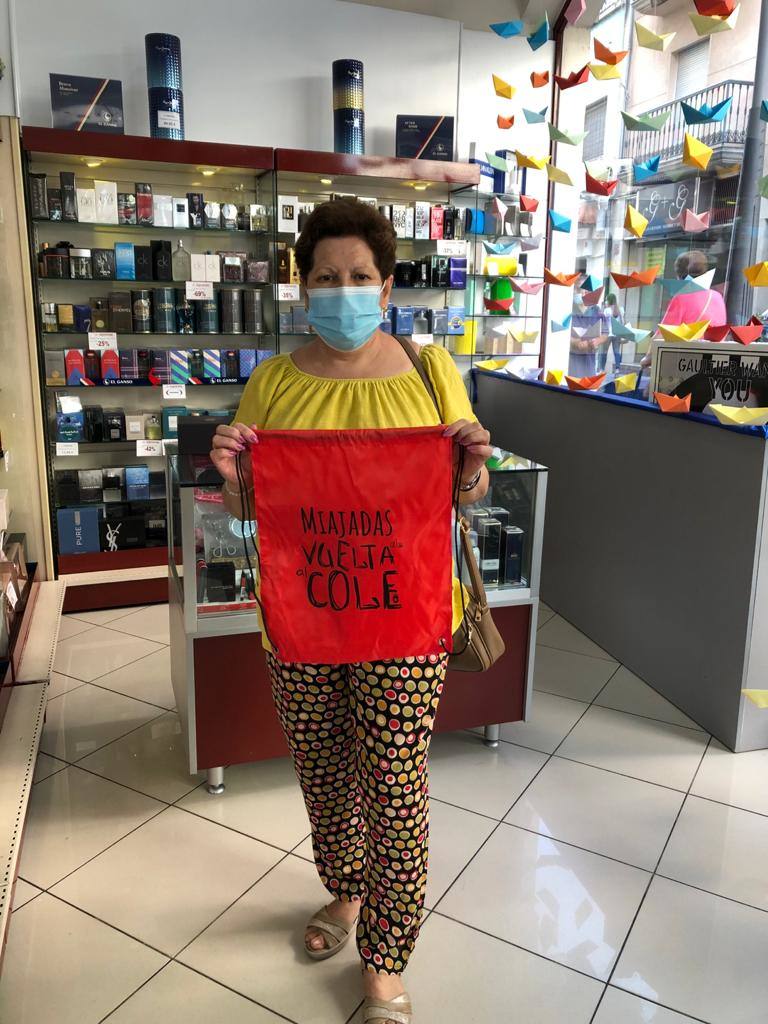 La campaña comercial 'Miajadas de vuelta al cole', celebrada del 1 al 30 de septiembre, ha regalado a los miajadeños 150 mochilas, 25 altavoces bluetooth, 10 kits escolares, un patín eléctrico Hoverboard, una tablet Samsung y, sobre todo, muchas sonrisas. El objetivo de la iniciativa, impulsada por la Concejalía de Comercio y Agencia de Empleo y Desarrollo Local del Ayuntamiento de Miajadas en colaboración con ACOMIC, ha sido motivar e incentivar a las familias a adquirir en la localidad todo lo que necesitan para la incorporación de sus hijos a las clases, al tiempo que promocionan el pequeño comercio. 