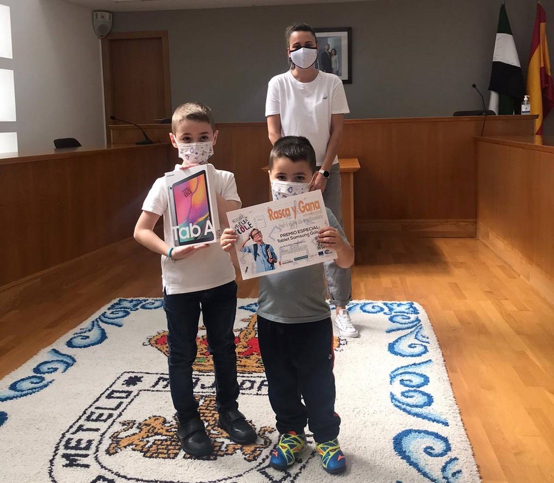 La campaña comercial 'Miajadas de vuelta al cole', celebrada del 1 al 30 de septiembre, ha regalado a los miajadeños 150 mochilas, 25 altavoces bluetooth, 10 kits escolares, un patín eléctrico Hoverboard, una tablet Samsung y, sobre todo, muchas sonrisas. El objetivo de la iniciativa, impulsada por la Concejalía de Comercio y Agencia de Empleo y Desarrollo Local del Ayuntamiento de Miajadas en colaboración con ACOMIC, ha sido motivar e incentivar a las familias a adquirir en la localidad todo lo que necesitan para la incorporación de sus hijos a las clases, al tiempo que promocionan el pequeño comercio. 