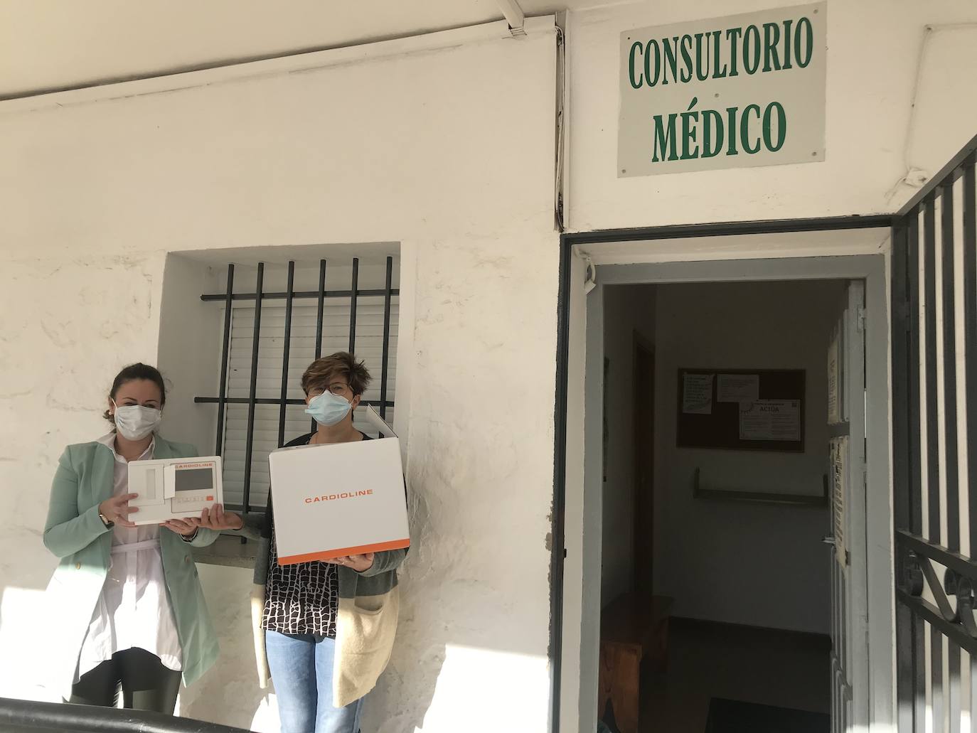 Entrega de la máquina a la alcaldesa pedánea de Casar de Miajadas, Isabel Mera 