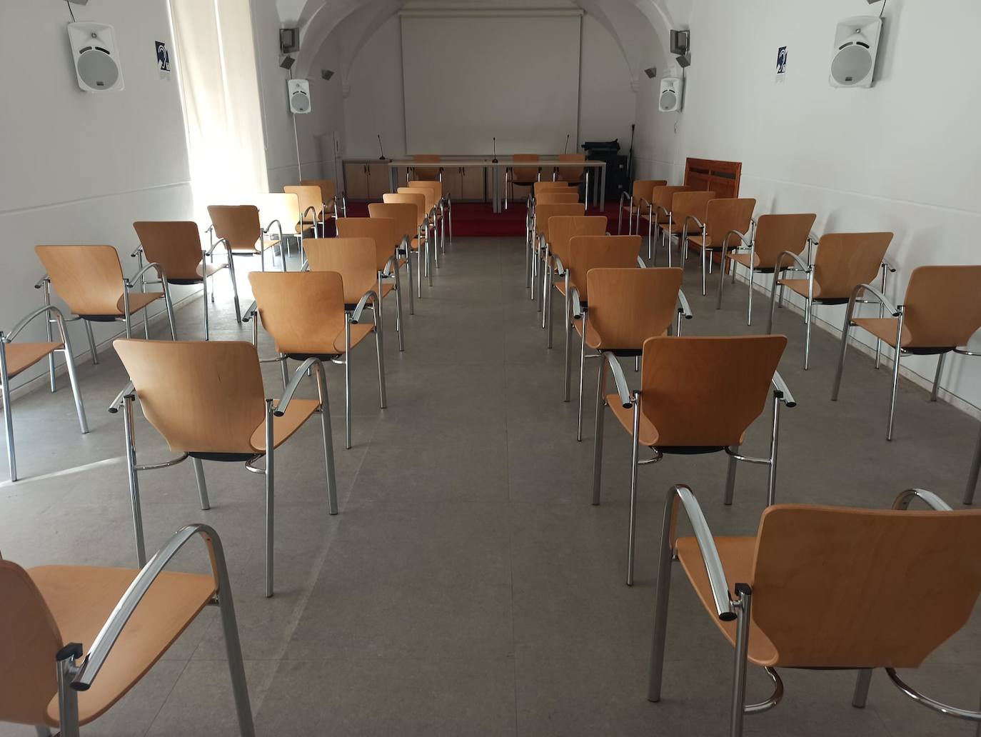 Las sillas de la sala de conferencias han sido redistribuidas para garantizar las distancias 