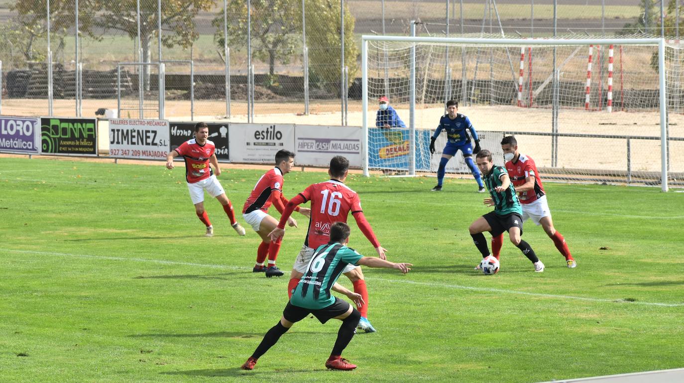 El capitán miajadeño intenta sacar una jugada de peligro del área de Rosiña 