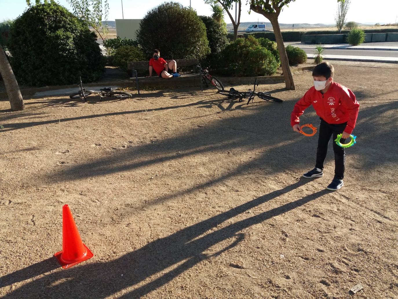 Casar de Miajadas ha celebrado su 'Octubre Cultural' con la intención de hacer llegar actividades variadas a sus vecinos e impulsar la cultura segura como alternativa de ocio. A lo largo de todo el mes los pequeños participaron en una tarde de gymkana infantil, también pudieron disfrutar del juego 'Los tapones locos' y un torneo de pádel con premios. Asimismo, los pequeños casareños participaron en una tarde de juegos populares, donde practicaron juegos tradicionales inventados mucho antes de su nacimiento. Además, enmarcado en este mes particular, la localidad acogió el concierto del extremeño Aurelio Gallardo. 