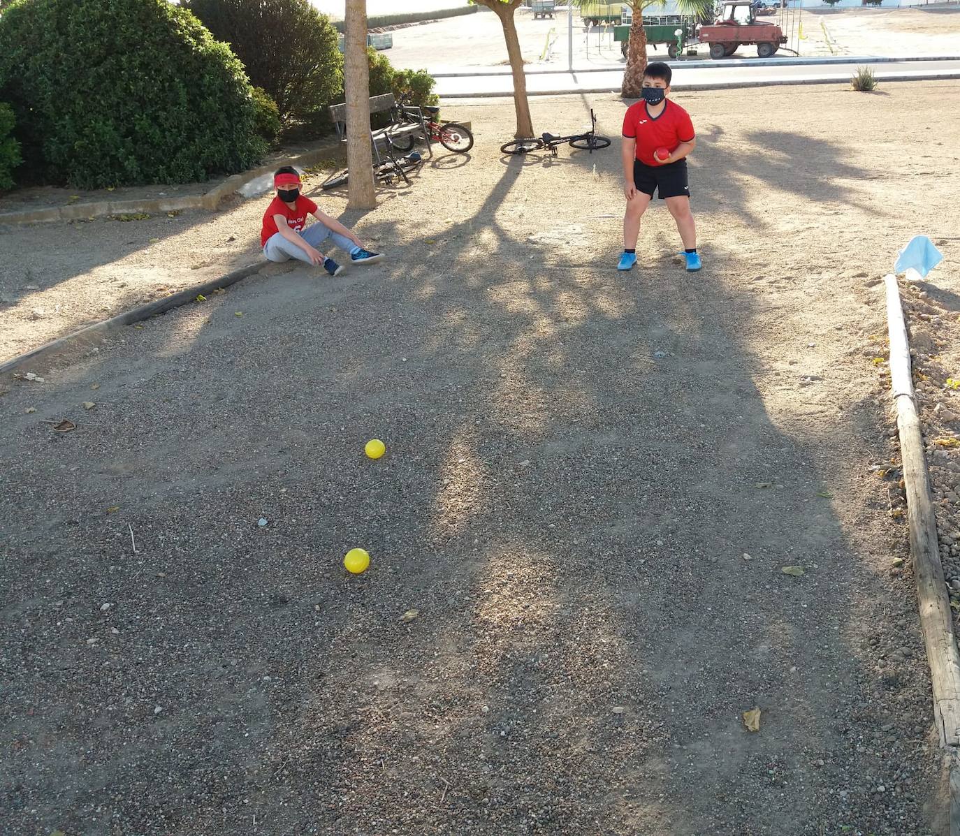 Casar de Miajadas ha celebrado su 'Octubre Cultural' con la intención de hacer llegar actividades variadas a sus vecinos e impulsar la cultura segura como alternativa de ocio. A lo largo de todo el mes los pequeños participaron en una tarde de gymkana infantil, también pudieron disfrutar del juego 'Los tapones locos' y un torneo de pádel con premios. Asimismo, los pequeños casareños participaron en una tarde de juegos populares, donde practicaron juegos tradicionales inventados mucho antes de su nacimiento. Además, enmarcado en este mes particular, la localidad acogió el concierto del extremeño Aurelio Gallardo. 