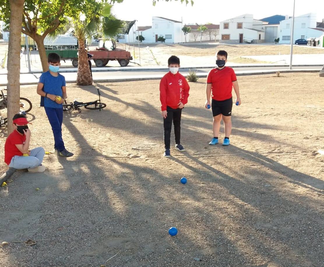 Casar de Miajadas ha celebrado su 'Octubre Cultural' con la intención de hacer llegar actividades variadas a sus vecinos e impulsar la cultura segura como alternativa de ocio. A lo largo de todo el mes los pequeños participaron en una tarde de gymkana infantil, también pudieron disfrutar del juego 'Los tapones locos' y un torneo de pádel con premios. Asimismo, los pequeños casareños participaron en una tarde de juegos populares, donde practicaron juegos tradicionales inventados mucho antes de su nacimiento. Además, enmarcado en este mes particular, la localidad acogió el concierto del extremeño Aurelio Gallardo. 