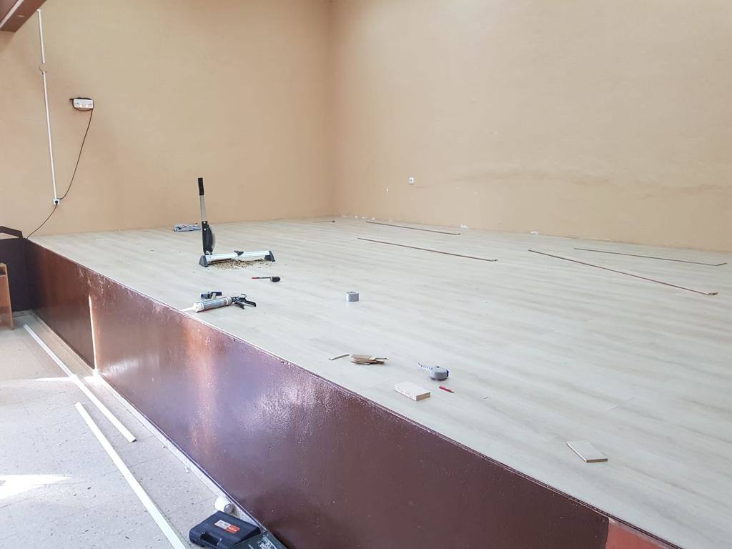 Instalación de tarima de roble antihumedad en el escenario 