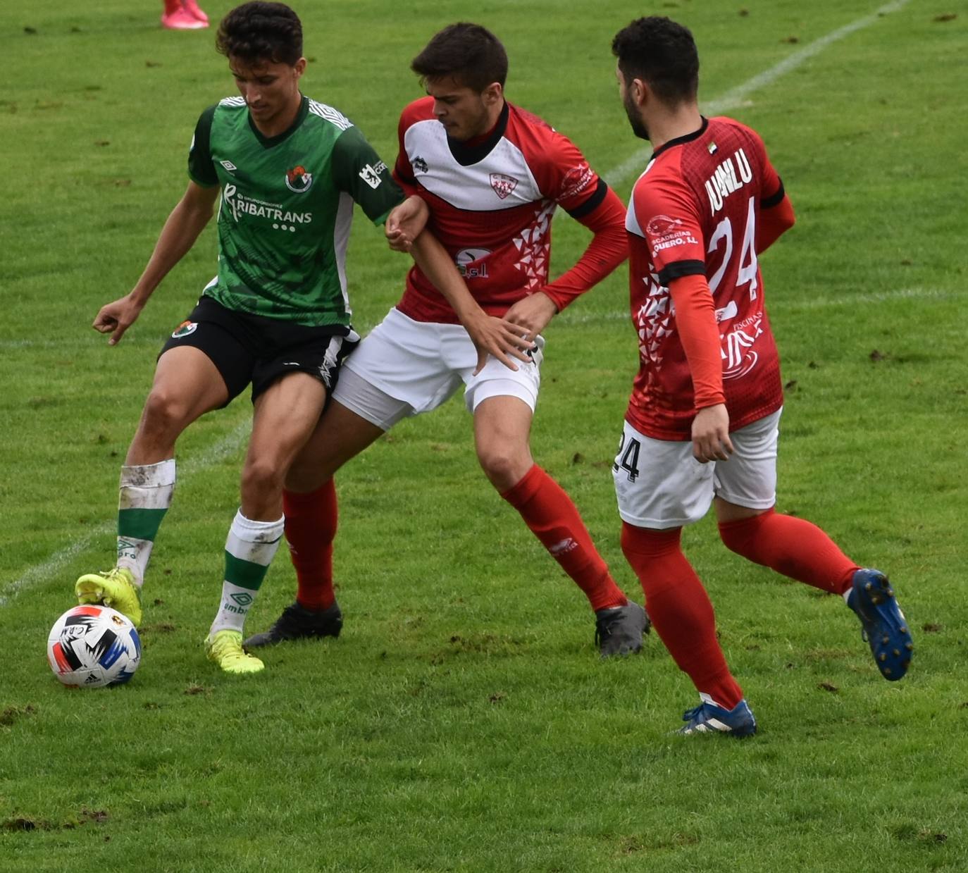 El encuentro entre el Miajadas y el Cacereño se saldó con una repartición de puntos como resultado de un 1-1 en el que los locales plantaron cara a uno de los huesos más duros de la competición. 