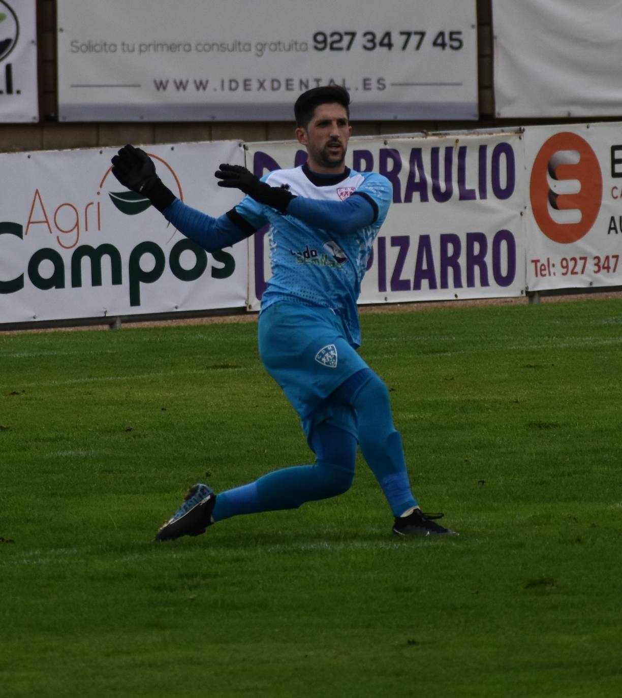 El encuentro entre el Miajadas y el Cacereño se saldó con una repartición de puntos como resultado de un 1-1 en el que los locales plantaron cara a uno de los huesos más duros de la competición. 