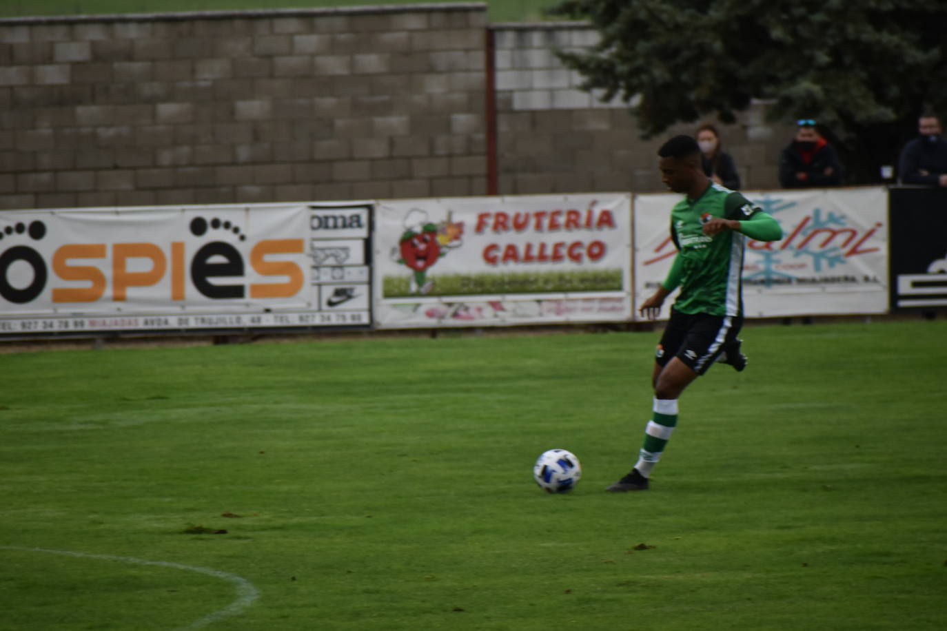 El encuentro entre el Miajadas y el Cacereño se saldó con una repartición de puntos como resultado de un 1-1 en el que los locales plantaron cara a uno de los huesos más duros de la competición. 