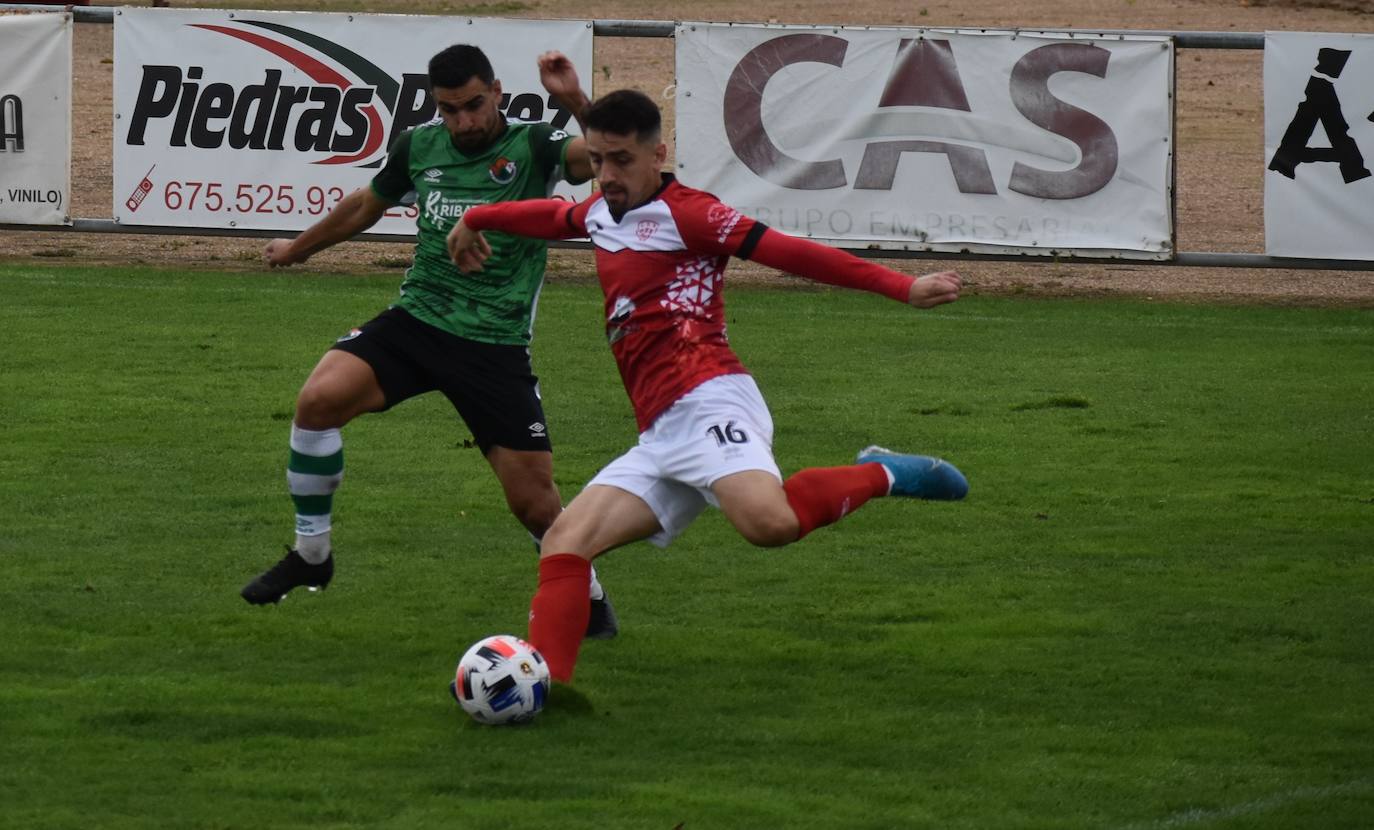 El encuentro entre el Miajadas y el Cacereño se saldó con una repartición de puntos como resultado de un 1-1 en el que los locales plantaron cara a uno de los huesos más duros de la competición. 