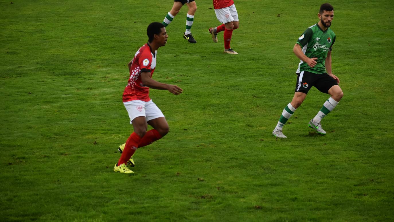 El encuentro entre el Miajadas y el Cacereño se saldó con una repartición de puntos como resultado de un 1-1 en el que los locales plantaron cara a uno de los huesos más duros de la competición. 