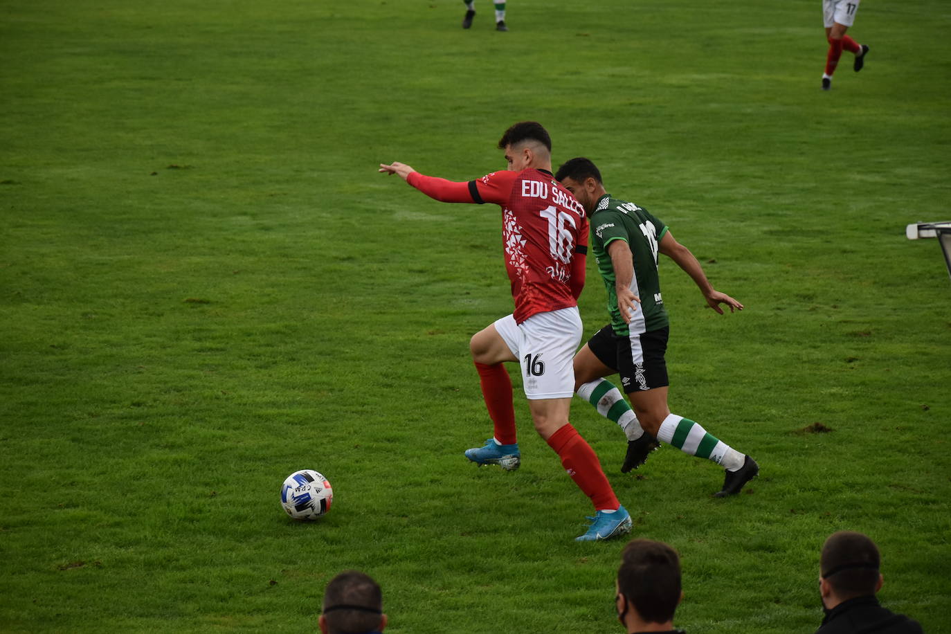 El encuentro entre el Miajadas y el Cacereño se saldó con una repartición de puntos como resultado de un 1-1 en el que los locales plantaron cara a uno de los huesos más duros de la competición. 