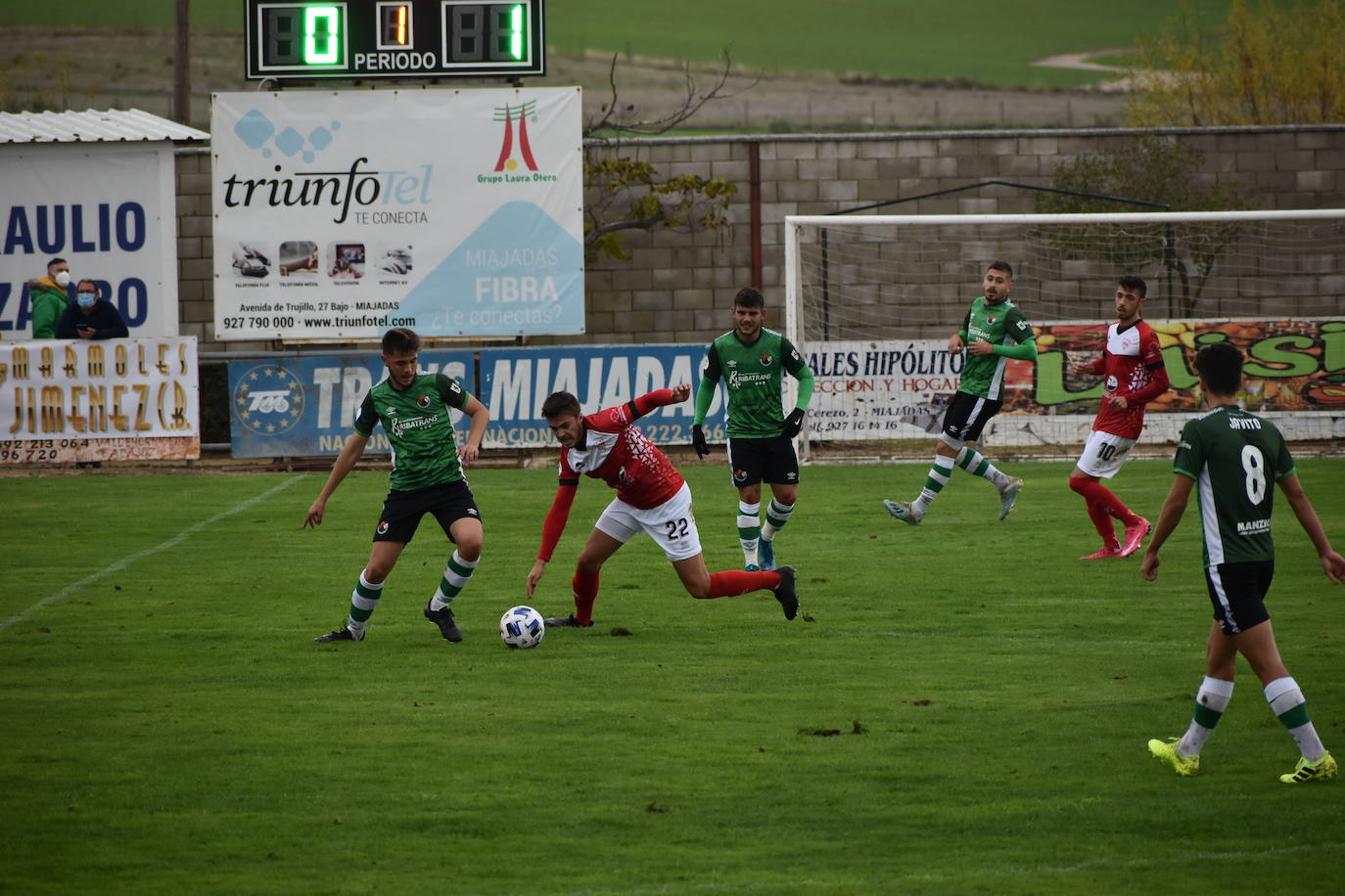 El encuentro entre el Miajadas y el Cacereño se saldó con una repartición de puntos como resultado de un 1-1 en el que los locales plantaron cara a uno de los huesos más duros de la competición. 