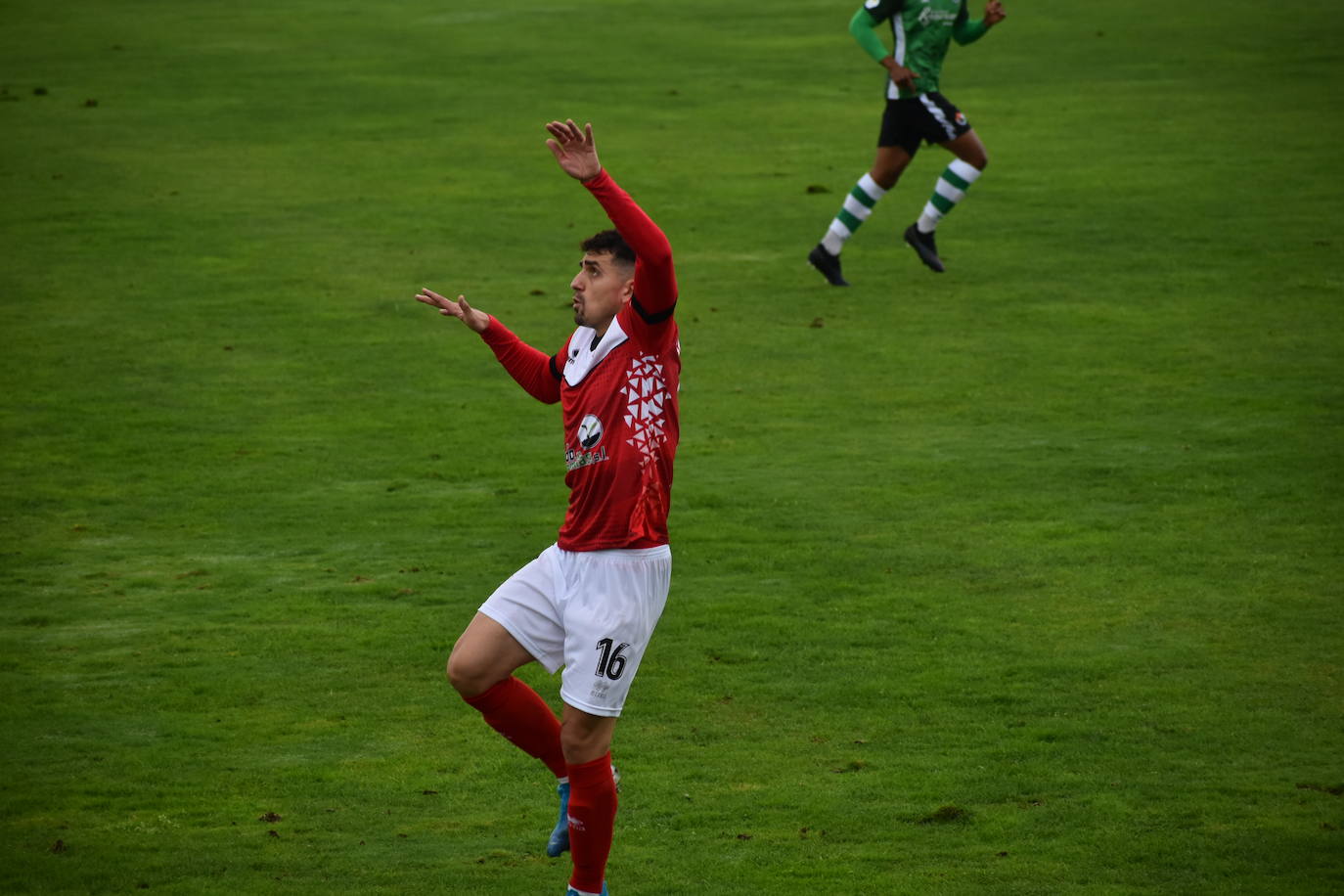 El encuentro entre el Miajadas y el Cacereño se saldó con una repartición de puntos como resultado de un 1-1 en el que los locales plantaron cara a uno de los huesos más duros de la competición. 