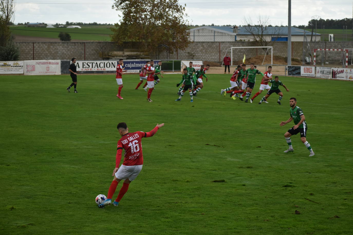 El encuentro entre el Miajadas y el Cacereño se saldó con una repartición de puntos como resultado de un 1-1 en el que los locales plantaron cara a uno de los huesos más duros de la competición. 