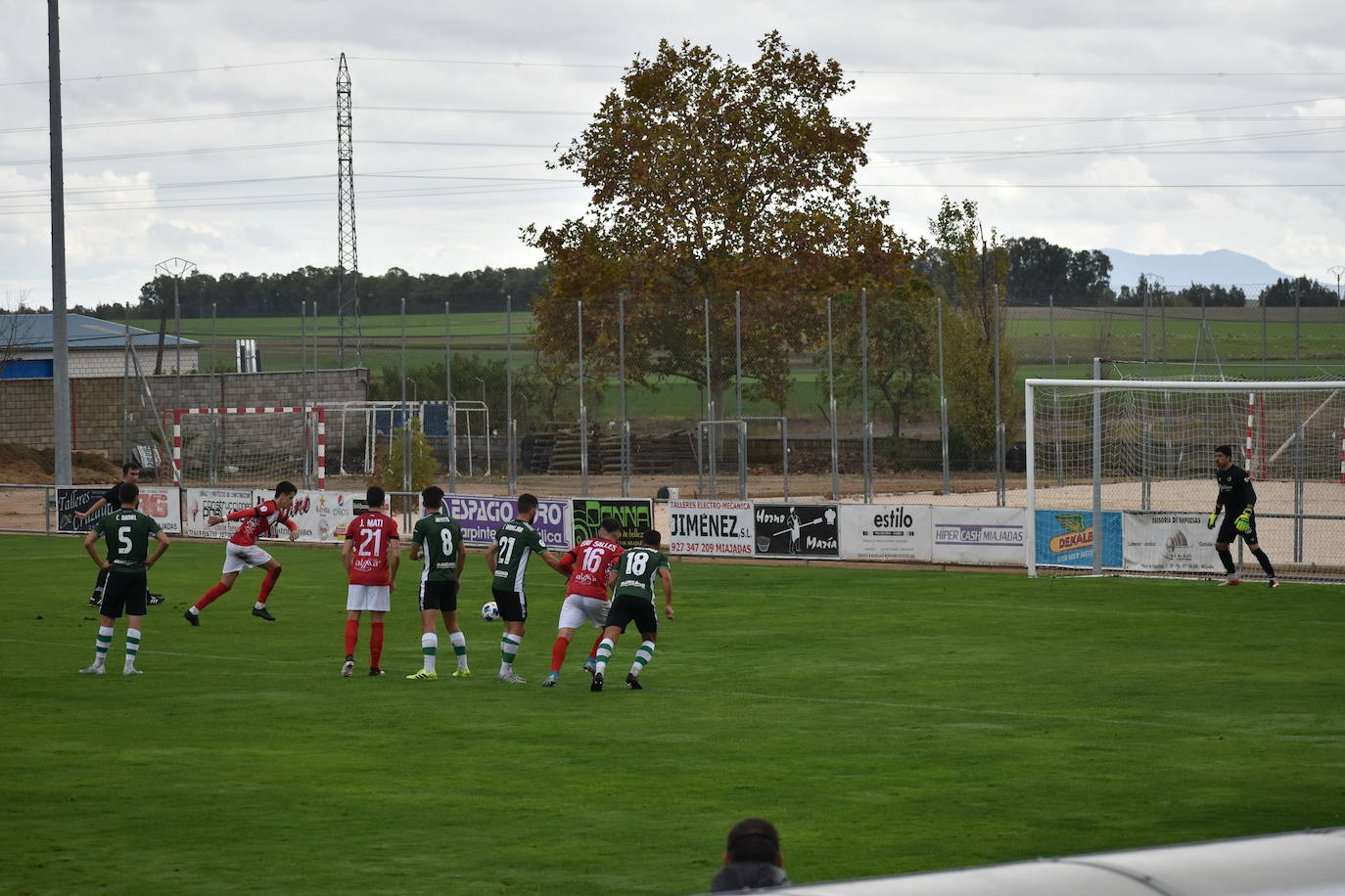 El encuentro entre el Miajadas y el Cacereño se saldó con una repartición de puntos como resultado de un 1-1 en el que los locales plantaron cara a uno de los huesos más duros de la competición. 