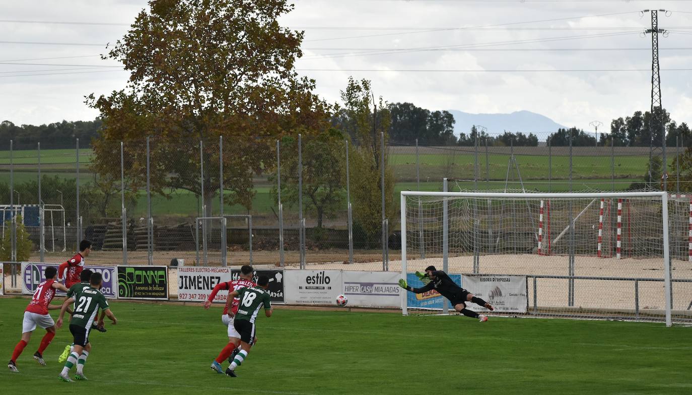 El encuentro entre el Miajadas y el Cacereño se saldó con una repartición de puntos como resultado de un 1-1 en el que los locales plantaron cara a uno de los huesos más duros de la competición. 