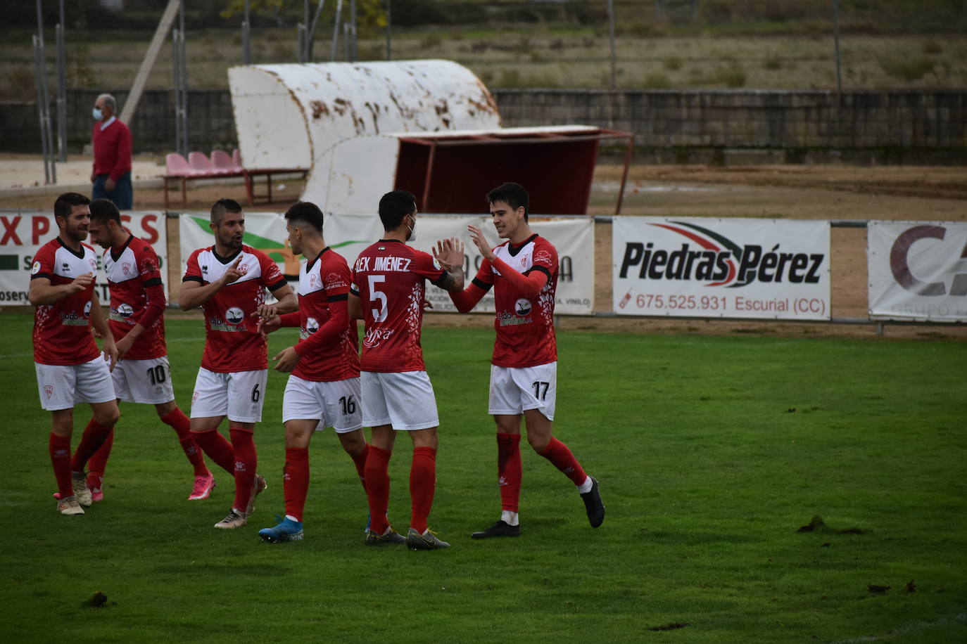 El encuentro entre el Miajadas y el Cacereño se saldó con una repartición de puntos como resultado de un 1-1 en el que los locales plantaron cara a uno de los huesos más duros de la competición. 