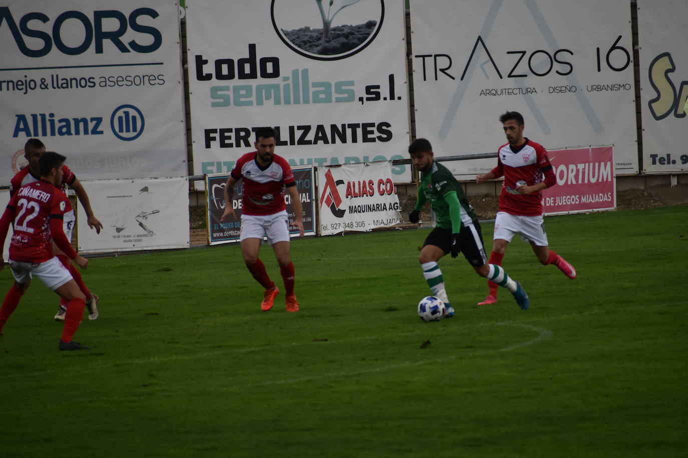 El encuentro entre el Miajadas y el Cacereño se saldó con una repartición de puntos como resultado de un 1-1 en el que los locales plantaron cara a uno de los huesos más duros de la competición. 