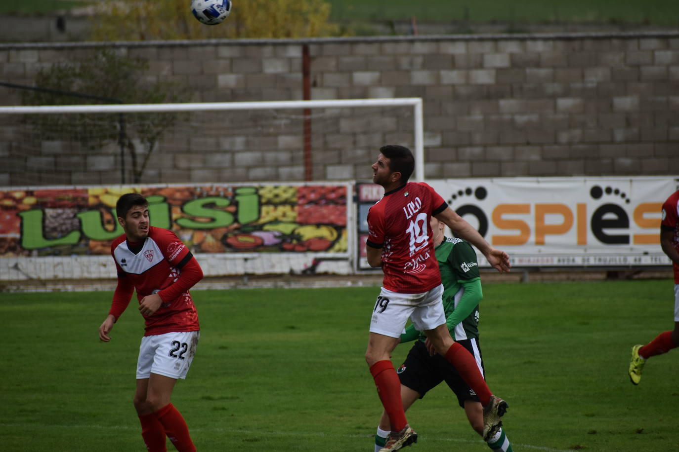 El encuentro entre el Miajadas y el Cacereño se saldó con una repartición de puntos como resultado de un 1-1 en el que los locales plantaron cara a uno de los huesos más duros de la competición. 