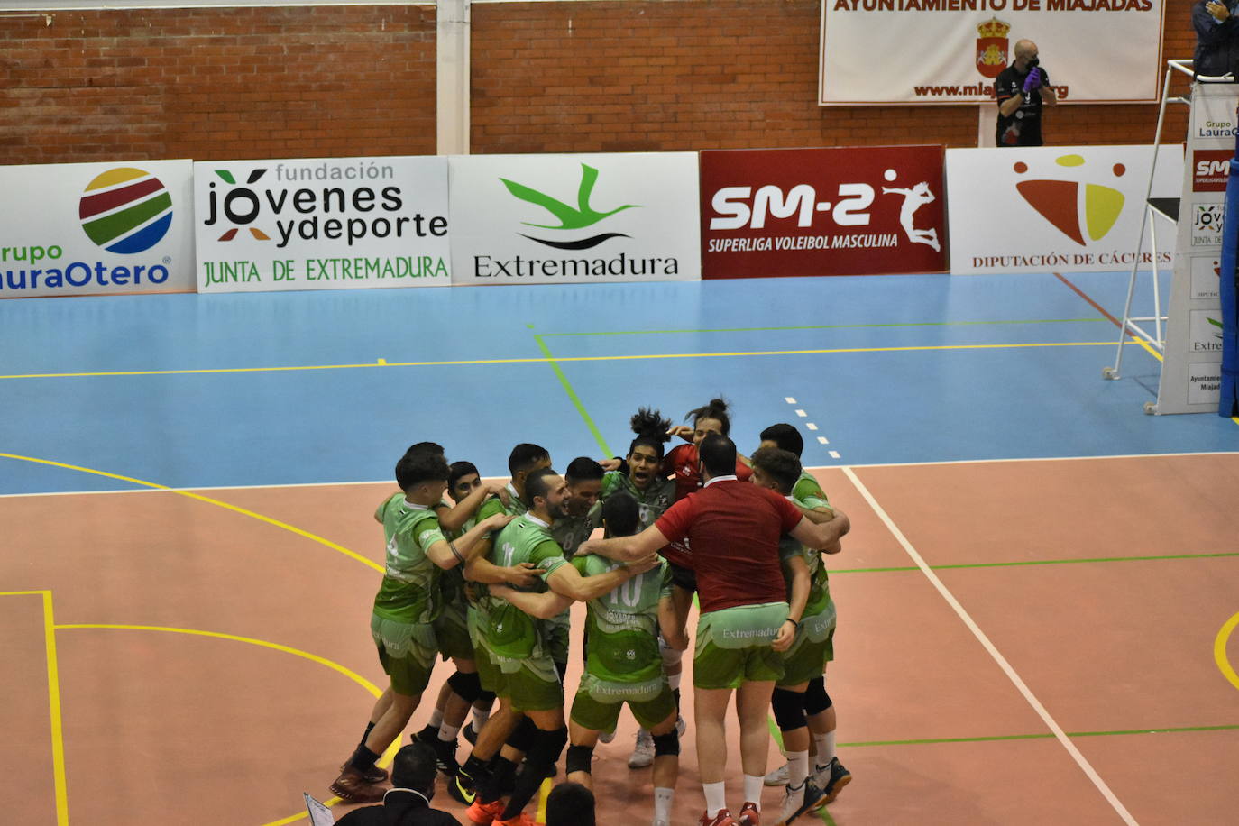 Partidazo el que acogió el Pabellón Municipal de Miajadas entre el Extremadura Grupo Laura Otero y el Voleibol Dumbría, donde los locales se impusieron a los líderes por 3-1, aunque no lo tuvieron nada fácil, porque ninguno estaba dispuesto a 'regalar' un sólo punto. 