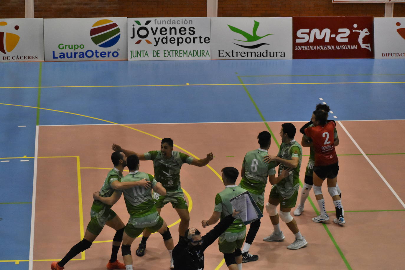 Partidazo el que acogió el Pabellón Municipal de Miajadas entre el Extremadura Grupo Laura Otero y el Voleibol Dumbría, donde los locales se impusieron a los líderes por 3-1, aunque no lo tuvieron nada fácil, porque ninguno estaba dispuesto a 'regalar' un sólo punto. 