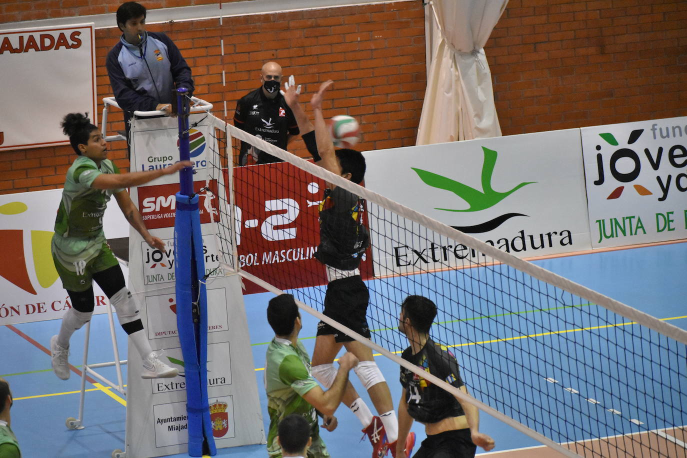 Partidazo el que acogió el Pabellón Municipal de Miajadas entre el Extremadura Grupo Laura Otero y el Voleibol Dumbría, donde los locales se impusieron a los líderes por 3-1, aunque no lo tuvieron nada fácil, porque ninguno estaba dispuesto a 'regalar' un sólo punto. 