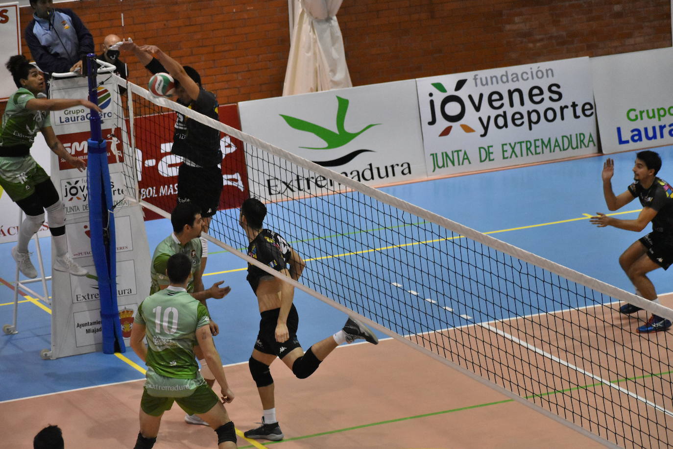 Partidazo el que acogió el Pabellón Municipal de Miajadas entre el Extremadura Grupo Laura Otero y el Voleibol Dumbría, donde los locales se impusieron a los líderes por 3-1, aunque no lo tuvieron nada fácil, porque ninguno estaba dispuesto a 'regalar' un sólo punto. 