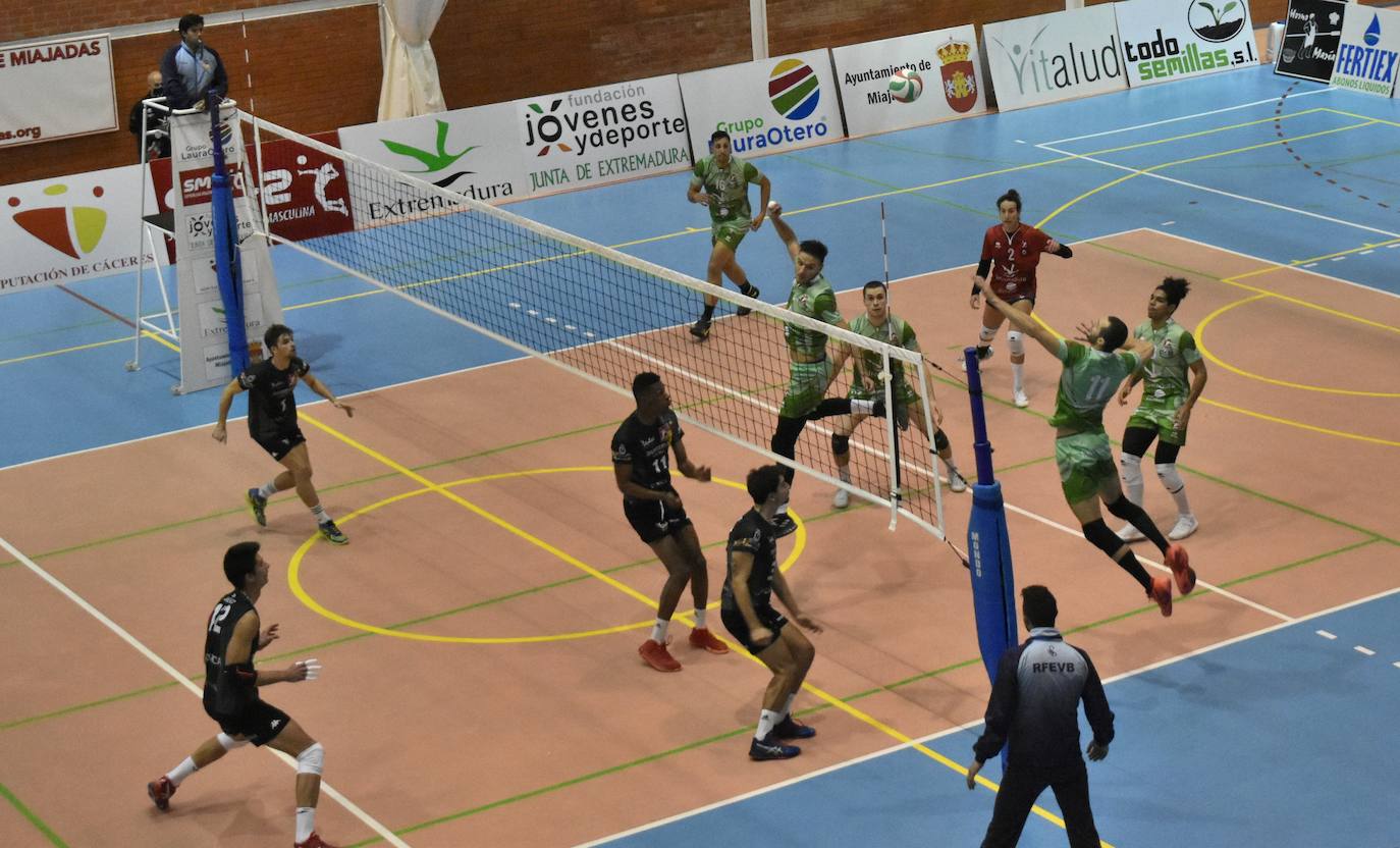 Partidazo el que acogió el Pabellón Municipal de Miajadas entre el Extremadura Grupo Laura Otero y el Voleibol Dumbría, donde los locales se impusieron a los líderes por 3-1, aunque no lo tuvieron nada fácil, porque ninguno estaba dispuesto a 'regalar' un sólo punto. 