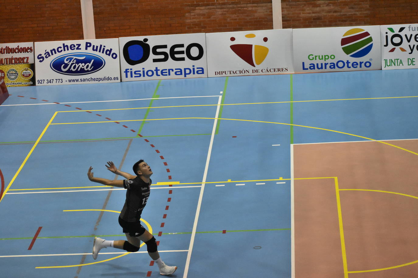 Partidazo el que acogió el Pabellón Municipal de Miajadas entre el Extremadura Grupo Laura Otero y el Voleibol Dumbría, donde los locales se impusieron a los líderes por 3-1, aunque no lo tuvieron nada fácil, porque ninguno estaba dispuesto a 'regalar' un sólo punto. 