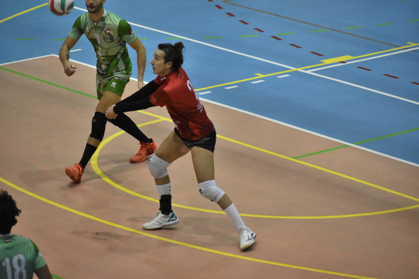 Partidazo el que acogió el Pabellón Municipal de Miajadas entre el Extremadura Grupo Laura Otero y el Voleibol Dumbría, donde los locales se impusieron a los líderes por 3-1, aunque no lo tuvieron nada fácil, porque ninguno estaba dispuesto a 'regalar' un sólo punto. 