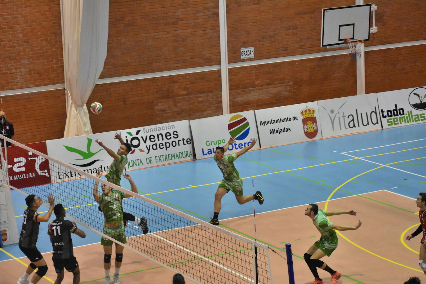 Partidazo el que acogió el Pabellón Municipal de Miajadas entre el Extremadura Grupo Laura Otero y el Voleibol Dumbría, donde los locales se impusieron a los líderes por 3-1, aunque no lo tuvieron nada fácil, porque ninguno estaba dispuesto a 'regalar' un sólo punto. 