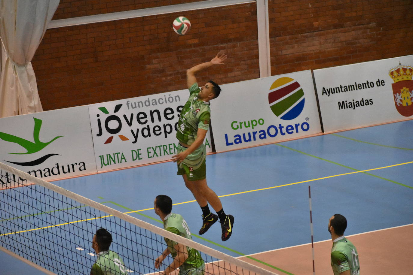 Partidazo el que acogió el Pabellón Municipal de Miajadas entre el Extremadura Grupo Laura Otero y el Voleibol Dumbría, donde los locales se impusieron a los líderes por 3-1, aunque no lo tuvieron nada fácil, porque ninguno estaba dispuesto a 'regalar' un sólo punto. 