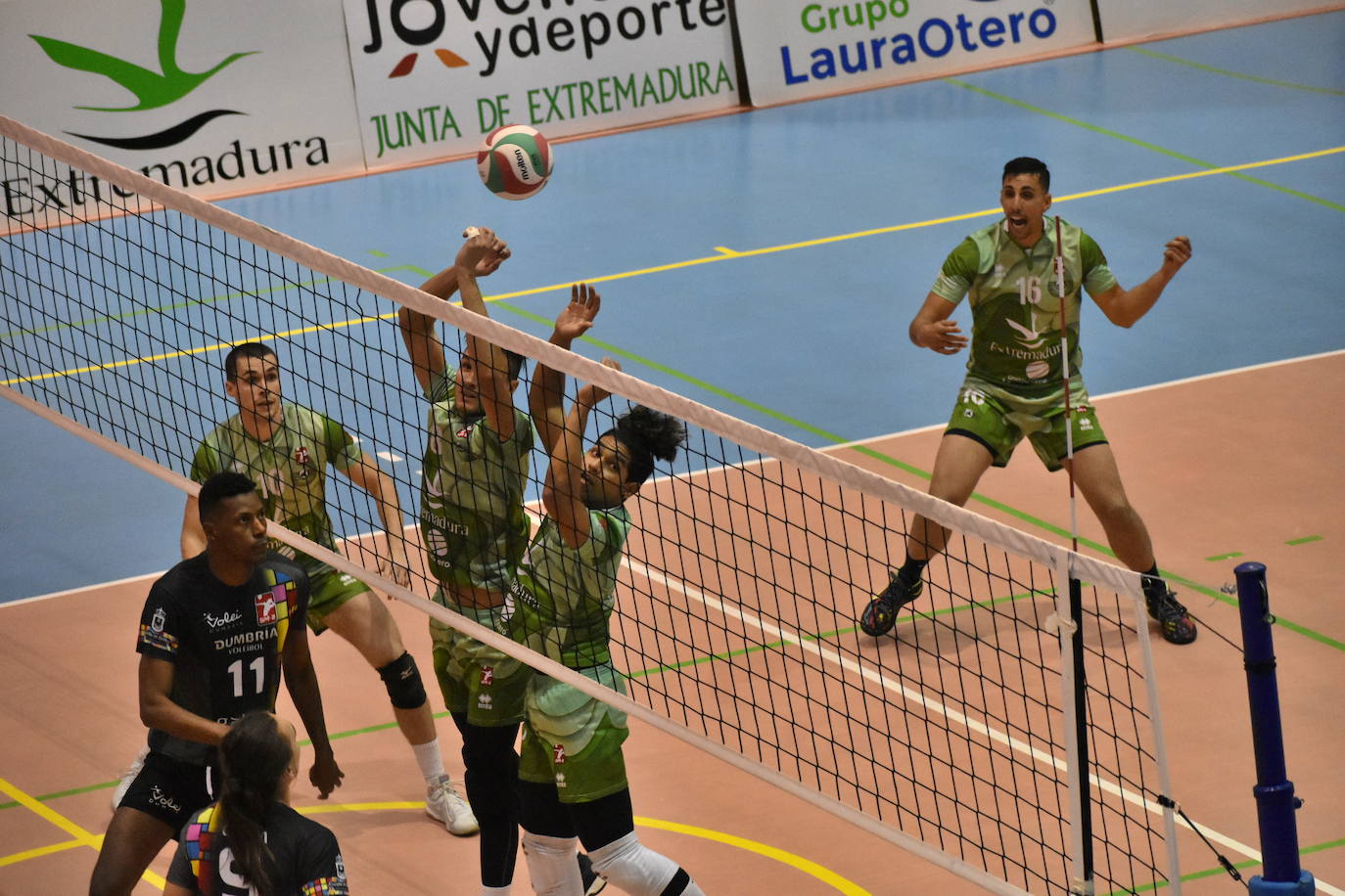 Partidazo el que acogió el Pabellón Municipal de Miajadas entre el Extremadura Grupo Laura Otero y el Voleibol Dumbría, donde los locales se impusieron a los líderes por 3-1, aunque no lo tuvieron nada fácil, porque ninguno estaba dispuesto a 'regalar' un sólo punto. 