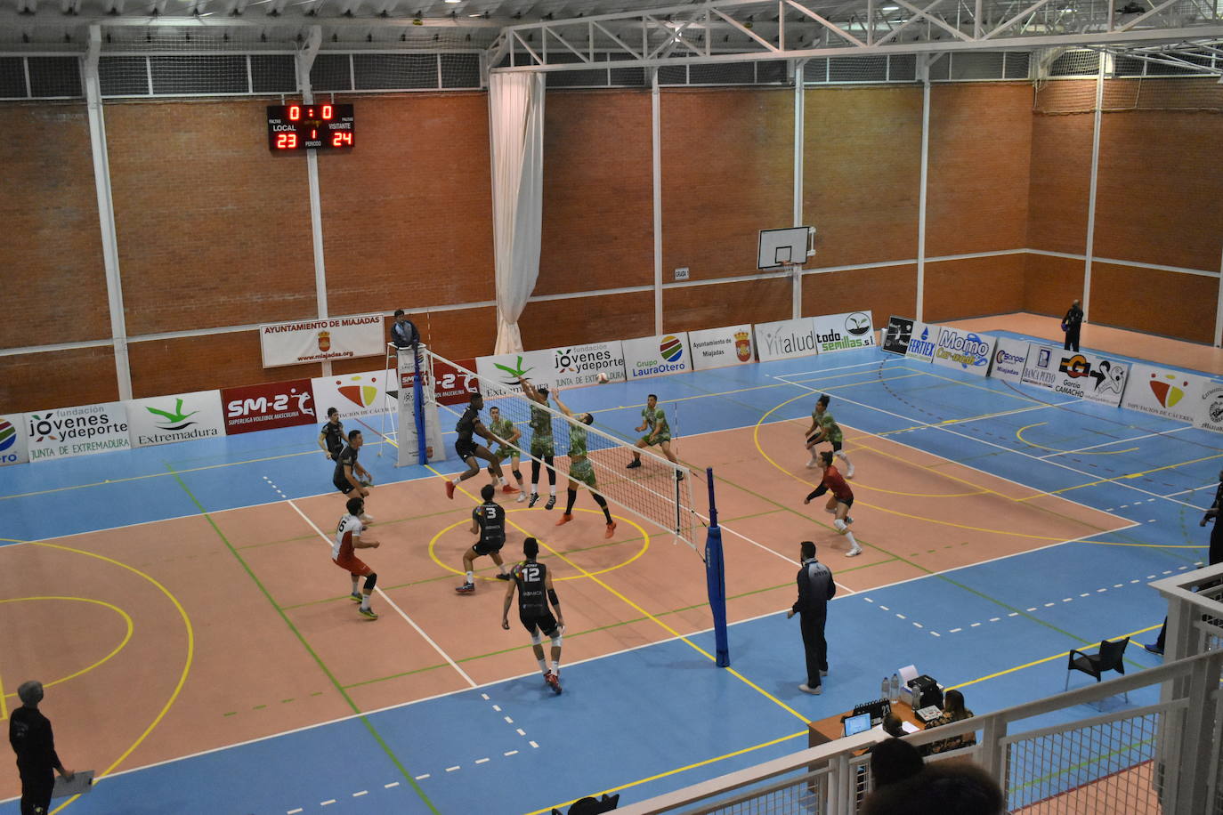 Partidazo el que acogió el Pabellón Municipal de Miajadas entre el Extremadura Grupo Laura Otero y el Voleibol Dumbría, donde los locales se impusieron a los líderes por 3-1, aunque no lo tuvieron nada fácil, porque ninguno estaba dispuesto a 'regalar' un sólo punto. 