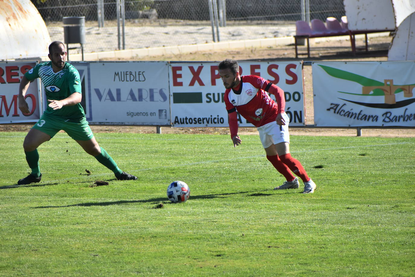 El C.D. Miajadas ha conseguido dar la vuelta al marcador y arrebatarle el partido a la U.D. Fuente de Cantos con un 2-1, que remontó el gol de Lyvann en el primer minuto de partido con un controvertido tanto de Edu Salles y un sentenciador gol de Matheus 