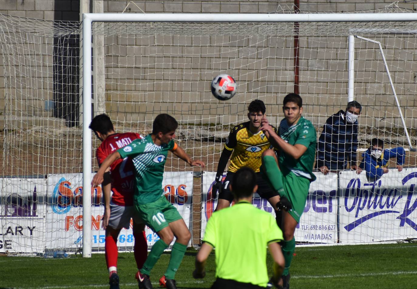 El C.D. Miajadas ha conseguido dar la vuelta al marcador y arrebatarle el partido a la U.D. Fuente de Cantos con un 2-1, que remontó el gol de Lyvann en el primer minuto de partido con un controvertido tanto de Edu Salles y un sentenciador gol de Matheus 