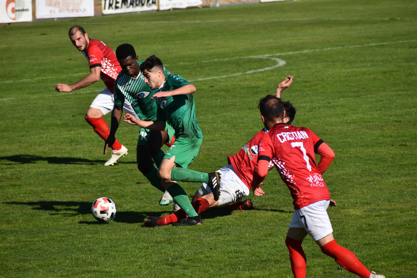 El C.D. Miajadas ha conseguido dar la vuelta al marcador y arrebatarle el partido a la U.D. Fuente de Cantos con un 2-1, que remontó el gol de Lyvann en el primer minuto de partido con un controvertido tanto de Edu Salles y un sentenciador gol de Matheus 