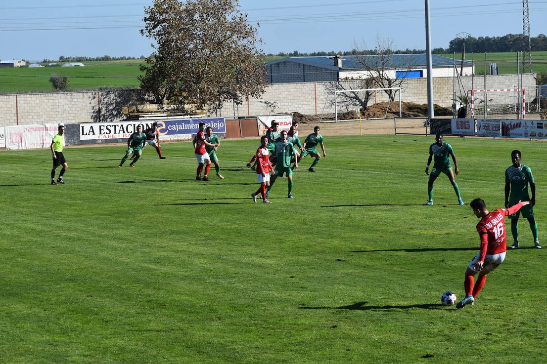 El C.D. Miajadas ha conseguido dar la vuelta al marcador y arrebatarle el partido a la U.D. Fuente de Cantos con un 2-1, que remontó el gol de Lyvann en el primer minuto de partido con un controvertido tanto de Edu Salles y un sentenciador gol de Matheus