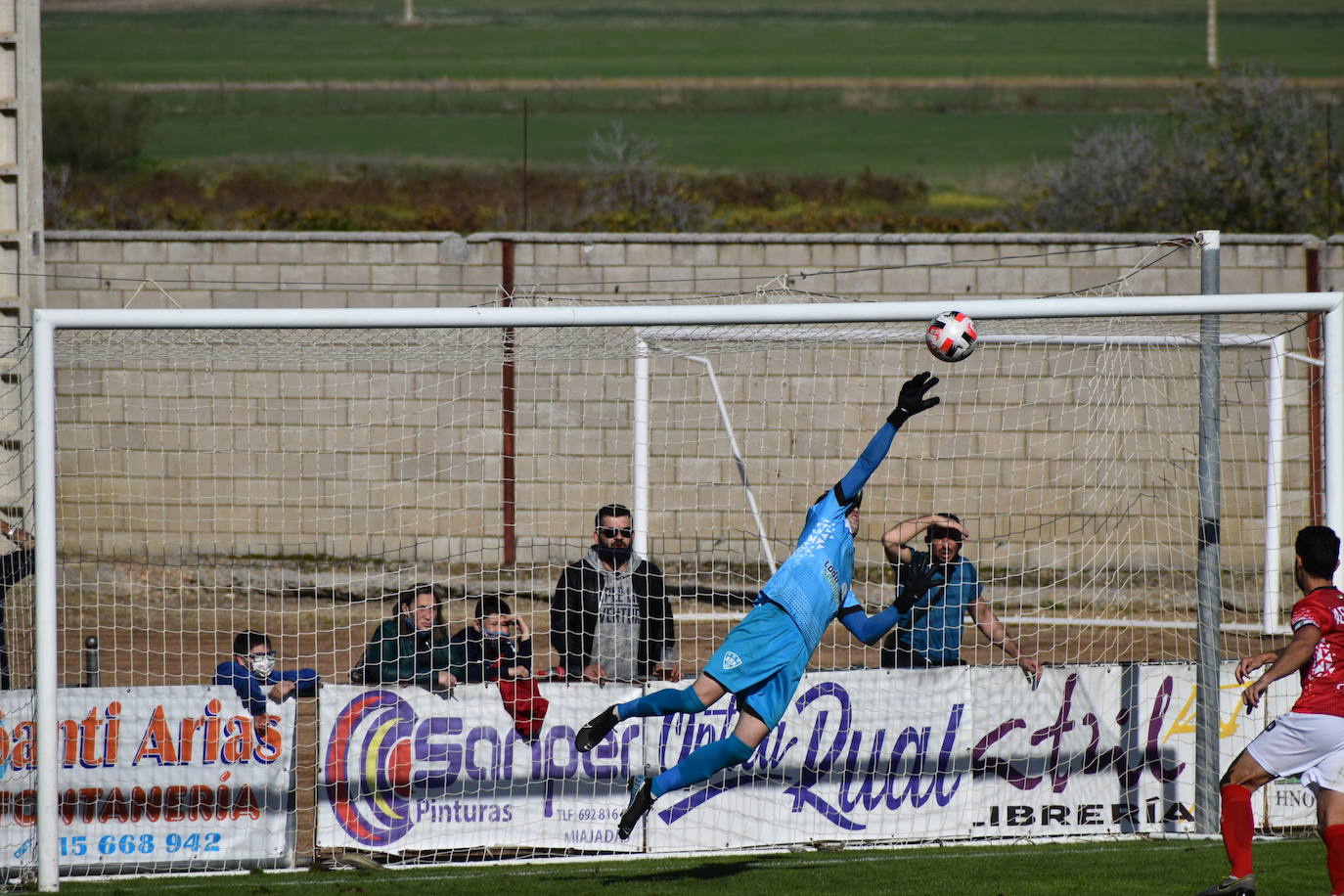 El C.D. Miajadas ha conseguido dar la vuelta al marcador y arrebatarle el partido a la U.D. Fuente de Cantos con un 2-1, que remontó el gol de Lyvann en el primer minuto de partido con un controvertido tanto de Edu Salles y un sentenciador gol de Matheus 