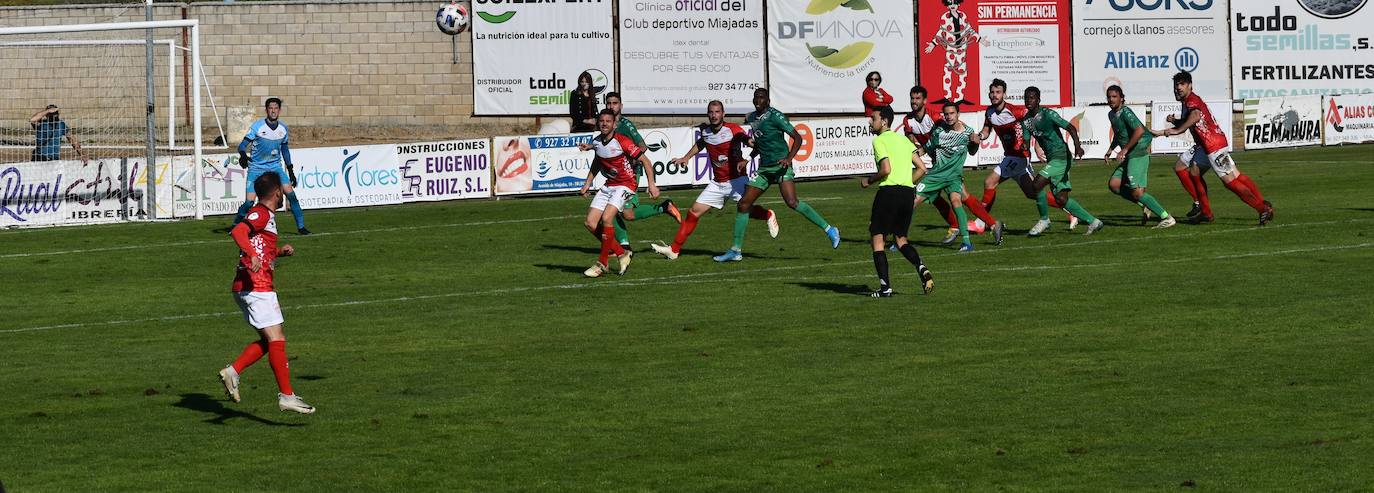 El C.D. Miajadas ha conseguido dar la vuelta al marcador y arrebatarle el partido a la U.D. Fuente de Cantos con un 2-1, que remontó el gol de Lyvann en el primer minuto de partido con un controvertido tanto de Edu Salles y un sentenciador gol de Matheus 