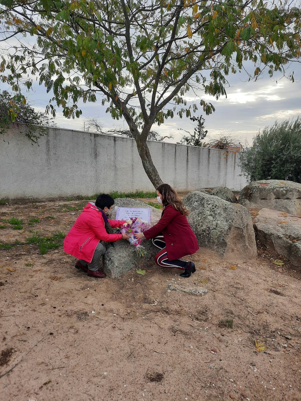 Los días 25 y 26 de noviembre Miajadas, Alonso de Ojeda y Casar de Miajadas han honrado a las víctimas de violencia de género, mostrando su repulsa y rechazo hacia esta situación que ha acabado con la vida de 41 mujeres en España en lo que va de año, 1.074 mujeres asesinadas desde que comenzaron a contabilizarse de forma oficial el 1 de enero de 2003. En un año marcado por la Covid-19, las víctimas de violencia de género han sufrido aún más a manos de sus maltratadores, con quienes han tenido que vivir confinadas. 