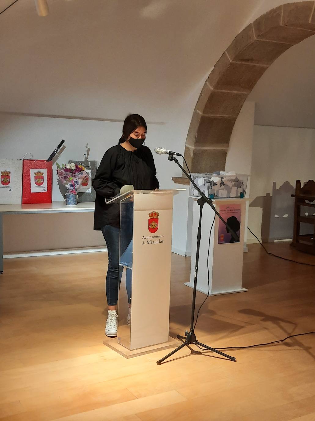 Los días 25 y 26 de noviembre Miajadas, Alonso de Ojeda y Casar de Miajadas han honrado a las víctimas de violencia de género, mostrando su repulsa y rechazo hacia esta situación que ha acabado con la vida de 41 mujeres en España en lo que va de año, 1.074 mujeres asesinadas desde que comenzaron a contabilizarse de forma oficial el 1 de enero de 2003. En un año marcado por la Covid-19, las víctimas de violencia de género han sufrido aún más a manos de sus maltratadores, con quienes han tenido que vivir confinadas. 