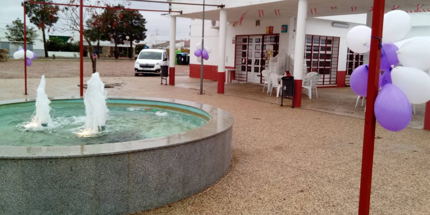 Los días 25 y 26 de noviembre Miajadas, Alonso de Ojeda y Casar de Miajadas han honrado a las víctimas de violencia de género, mostrando su repulsa y rechazo hacia esta situación que ha acabado con la vida de 41 mujeres en España en lo que va de año, 1.074 mujeres asesinadas desde que comenzaron a contabilizarse de forma oficial el 1 de enero de 2003. En un año marcado por la Covid-19, las víctimas de violencia de género han sufrido aún más a manos de sus maltratadores, con quienes han tenido que vivir confinadas. 