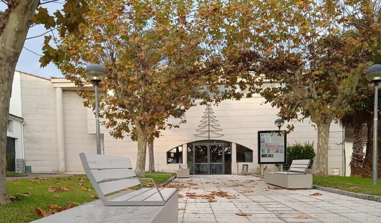 La Plaza Juan de Austria de Miajadas moderniza su mobiliario