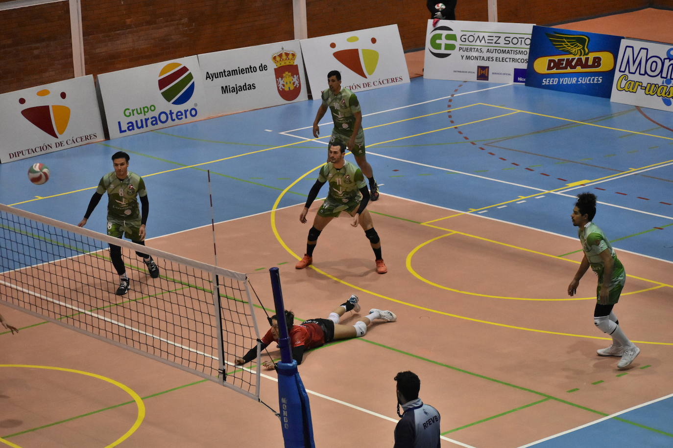 El equipo miajadeño lleva un partido menos que sus rivales y lo disputará mañana 