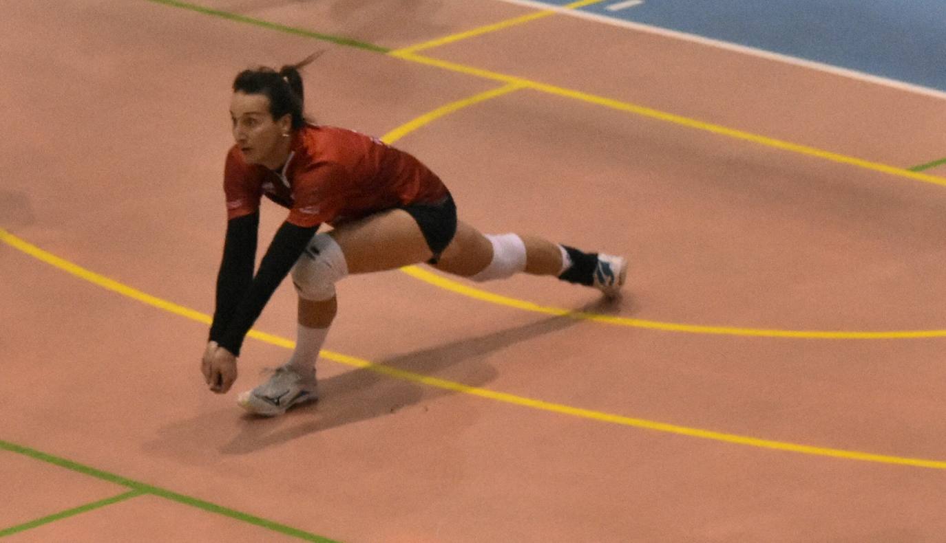 El Extremadura Grupo Laura Otero, que hasta ayer era líder invicto de su grupo de Superliga Masculina 2 de voleibol, perdió ambos honores ante el CD Badajoz Extremadura, que venció a los miajadeños 0-3. Su entrenador 'Friser' asegura que, aunque están tristes con la derrota, también tienen ilusión con los dos partidos que les quedan y que les permitan poder lograr el objetivo de clasificarse para la Copa Príncipe, puesto que el equipo ha trabajado muy duro durante toda la temporada y va a luchar. 